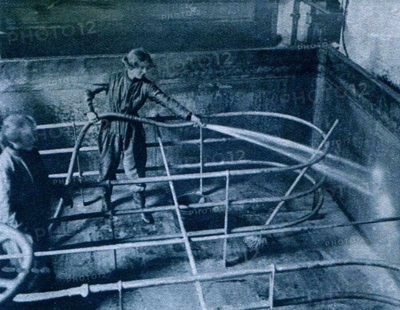 Cleaning brewery vats at Burton-on-Trent.