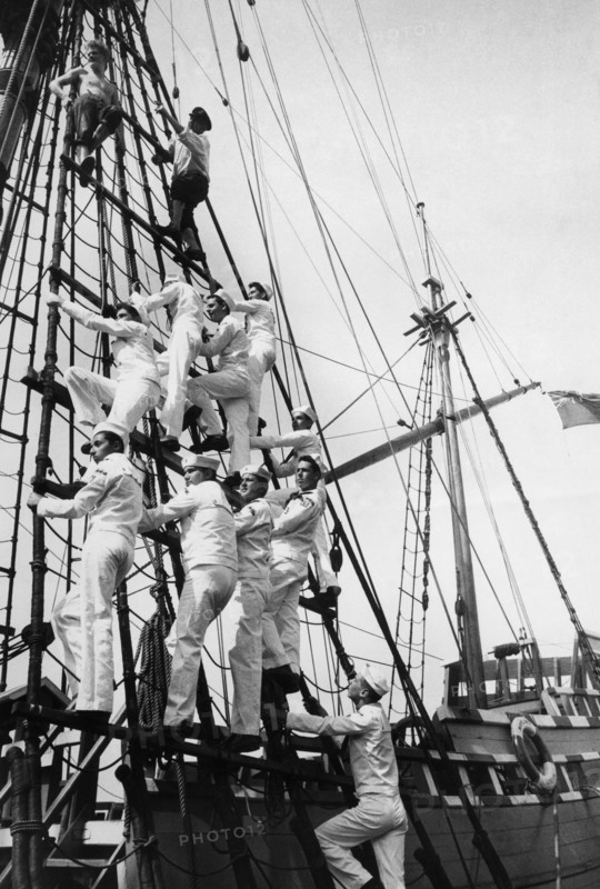 Cutty sark's godfrey wicksteed tops with guitarist graham nunn during sailors rope instruction.