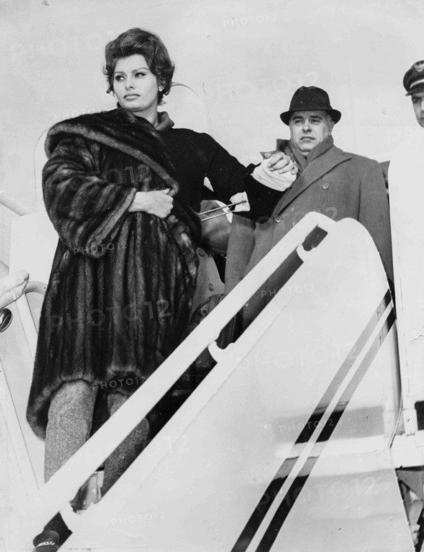 Sophia Loren With Arm In Plaster.