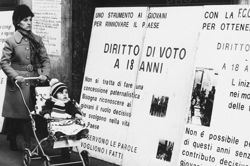 Italy, demonstration for  the vote  at  18 years, 1975