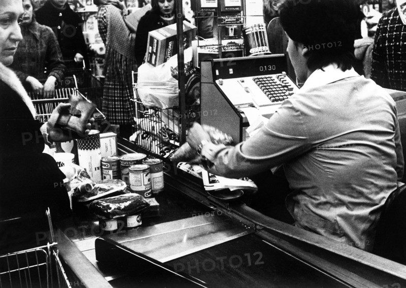 Supermarket checkout, Italy 1975