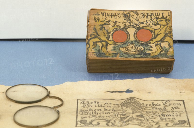 Eyewear history, arched glasses, XIX century