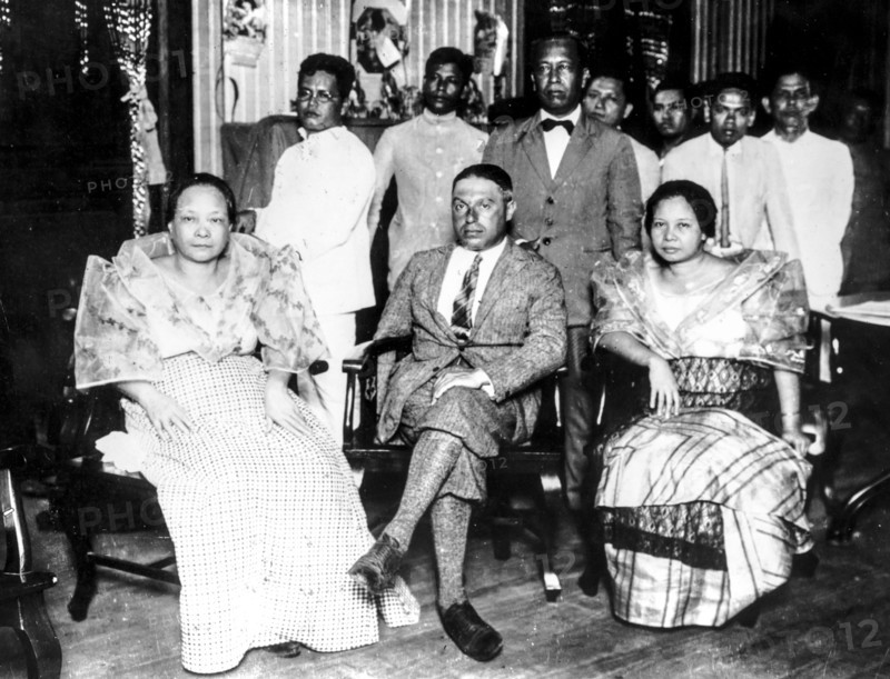 Francesco de pinedo with far east people, 1925