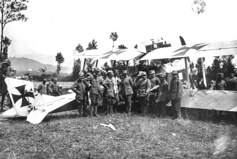 Lentiai 1917, italian soldier near albatros d.III
