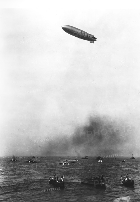 Aircraft's Atlantic crossing in the harbor of New York with the American airship Macon, 1933