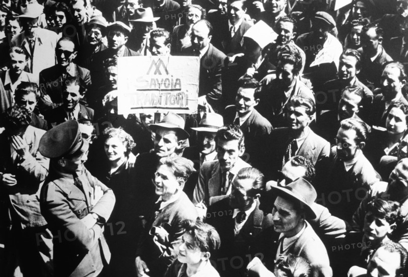Down savoy traitors, demonstration against the monarchy