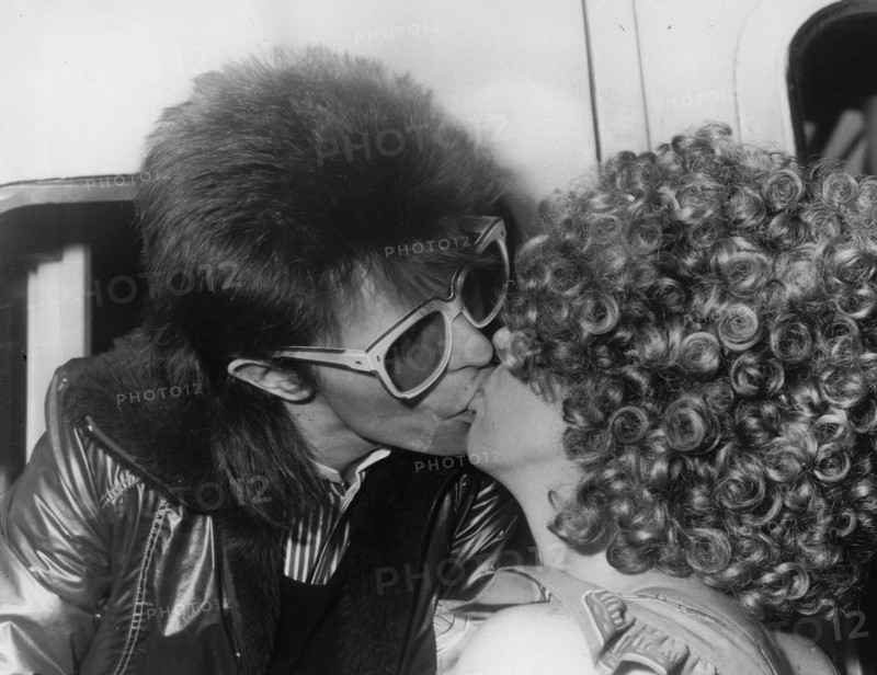David bowie kissing angela bowie, 1973