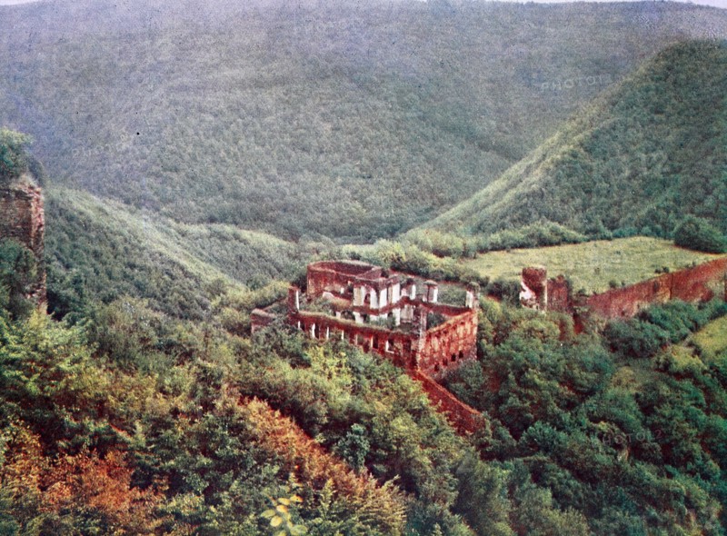The castle ruin Waldeck on the Hunsrück in 1910, Rhineland-Palatinate, Germany, photograph, digitally restored reproduction of an original template from the early 20th century, exact original date not known.