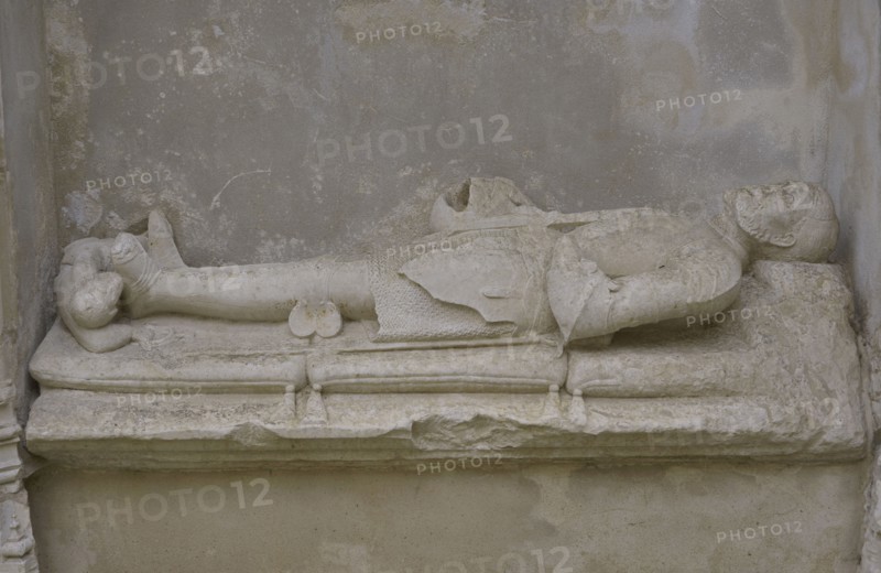 Manueline-style arcosolium and tomb of a knight.