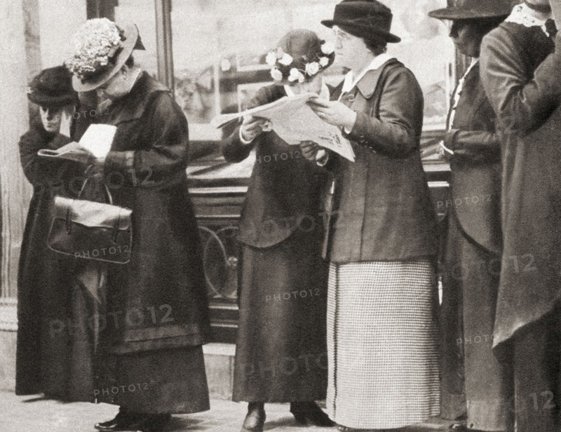 Crowds gather outside the Cunard offices in London to read the news of the sinking of the Lusitania by a German U-boat in 1915.