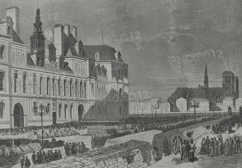 France. Paris Commune. Popular revolutionary movement that took power in Paris from 18 March to 28 May 1871, during the Franco-Prussian War. Barricades and artillery park of the Communards, Place de l'Hotel de Ville. Drawing by Miranda. Engraving by Laporta. ""Historia de la Guerra de Francia y Prusia"" (History of the War between France and Prussia). Volume II. Published in Barcelona, 1871.