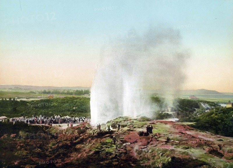 Wairoa Geyser in Eruption.