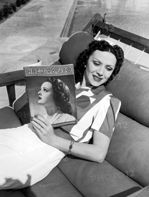 Woman Reading Cine-Grafico