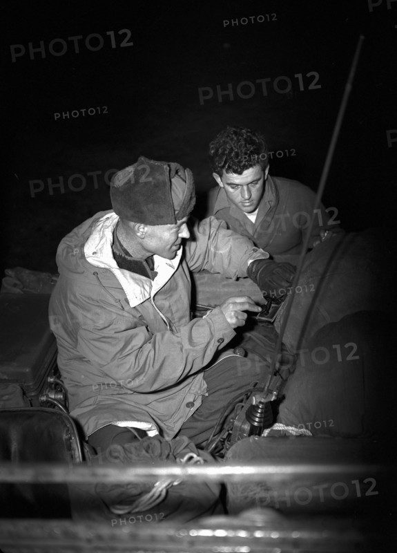 Emergency landing on the Swiss Gauli glacier of a US army owned Dakota airplane, 12 survivors waited several days for rescue.