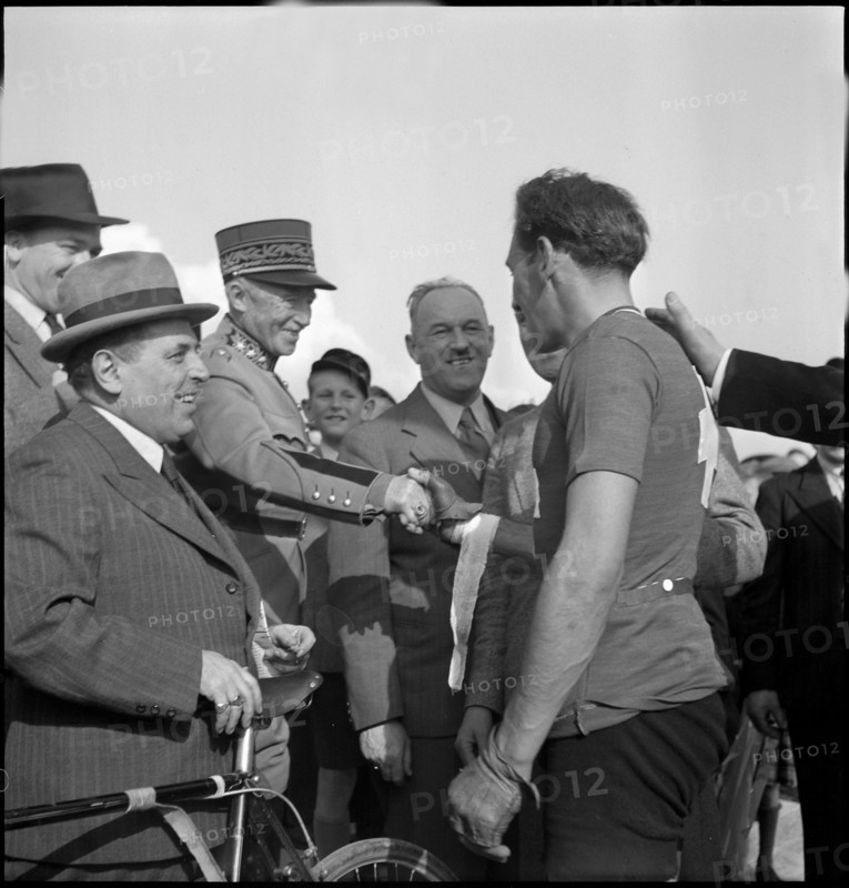 General Guisan congratulates Pierre Champion, Renens 1946.