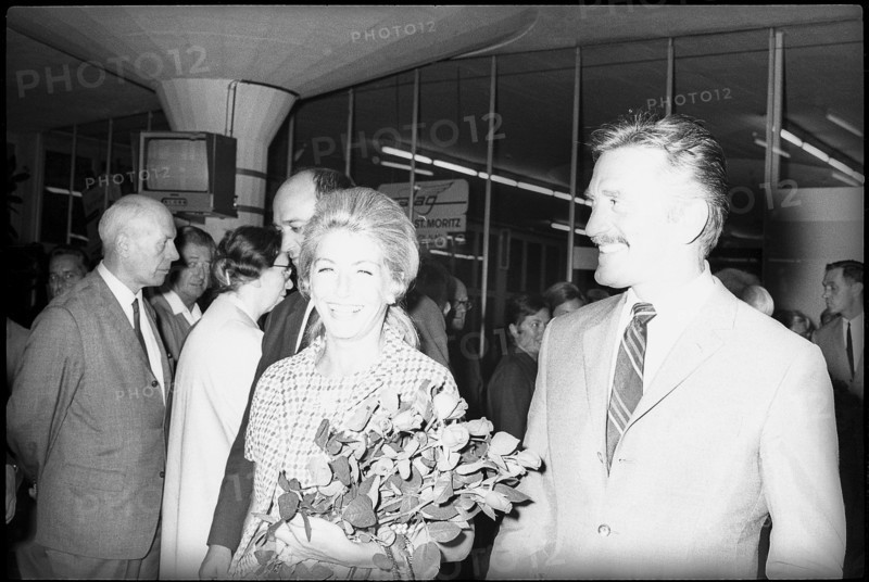 Kirk Douglas with his wife Anne at the airport of Zurich Kloten in 1969.