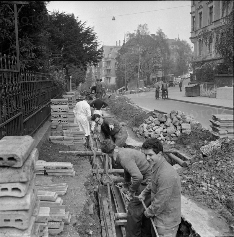 Direct aid for Hungary: students as construction workers, Zurich 1956.