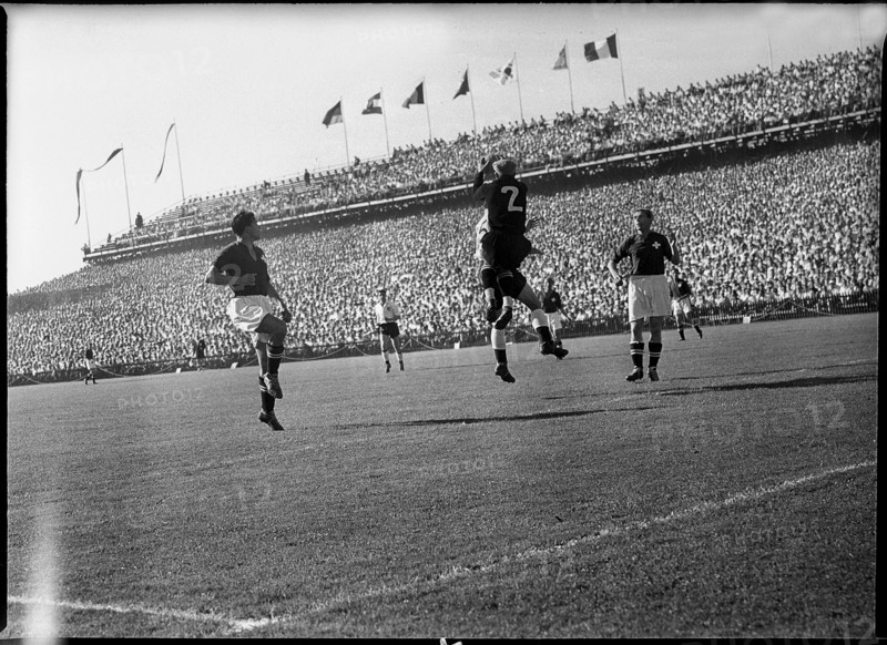 Football WC in Switzerland 1954: Switzerland - England; keeper Parlier.