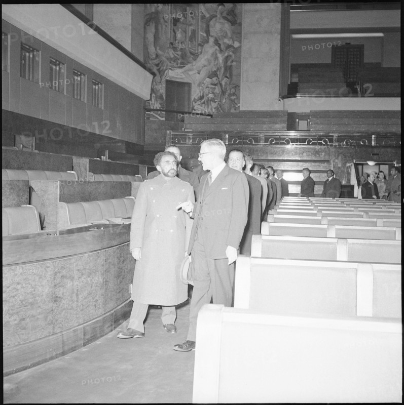 Emperor Haile Selassie (l) visits the UNO in Geneva, 1954.