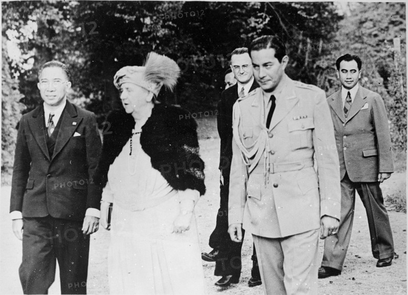 Queen Wilhelmina receive a delegation from East Indonesia.