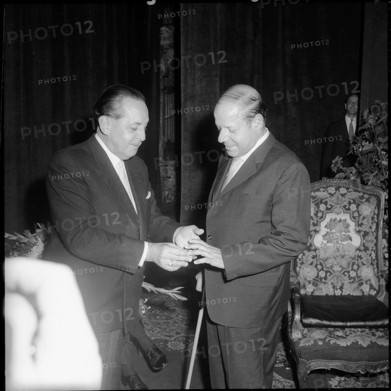 Arnold Schwengeler presents Ernst Ginsberg with the Hans Reinhart Ring, 1963.