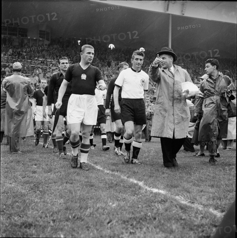 Football WC final 1954: Teams entering the stadium; Puskas, Walter.