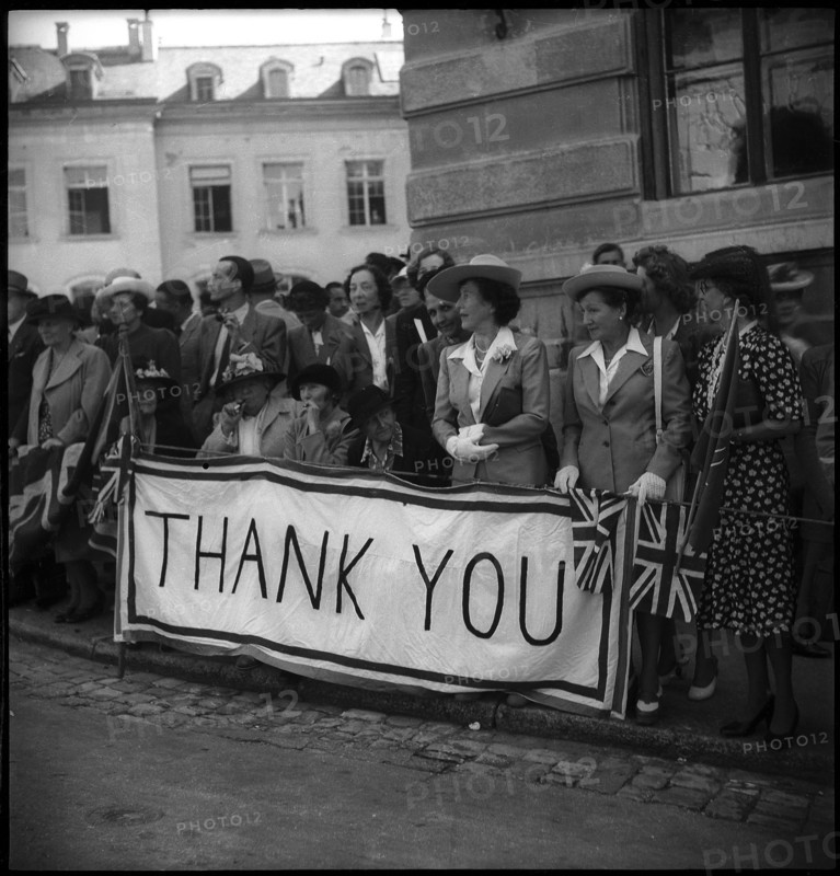 People greeting Winston Churchill, Geneva 1946 .