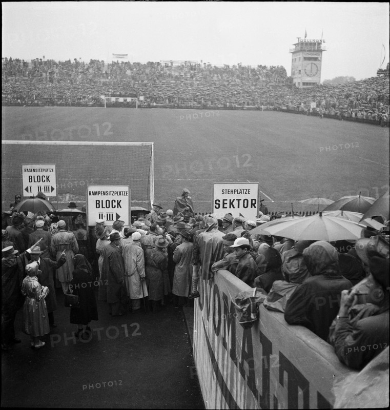 Football WC 1954: Spectators at Wankdorf stadium.
