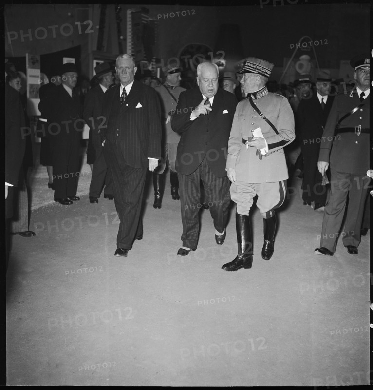 General Henri Guisan visiting the MUBA. 1942