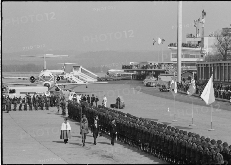 Inspecting the guard of honour together with federal councillor Nello Celio (l)