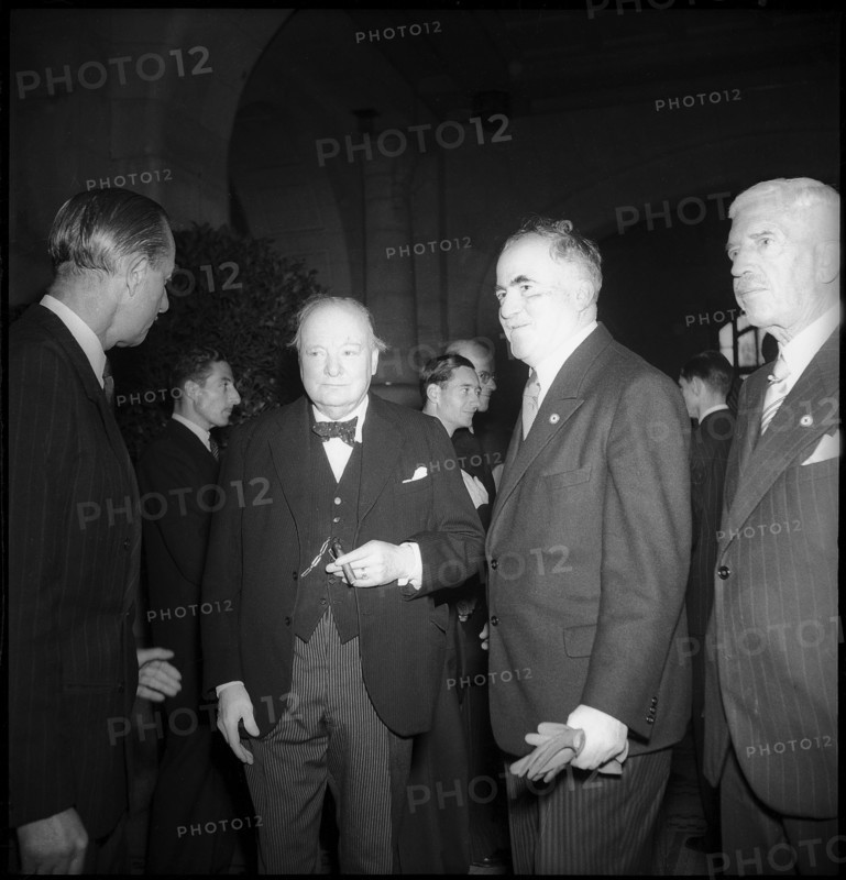 Winston Churchill with Dr. Max Huber (r) in Geneva 1946 .