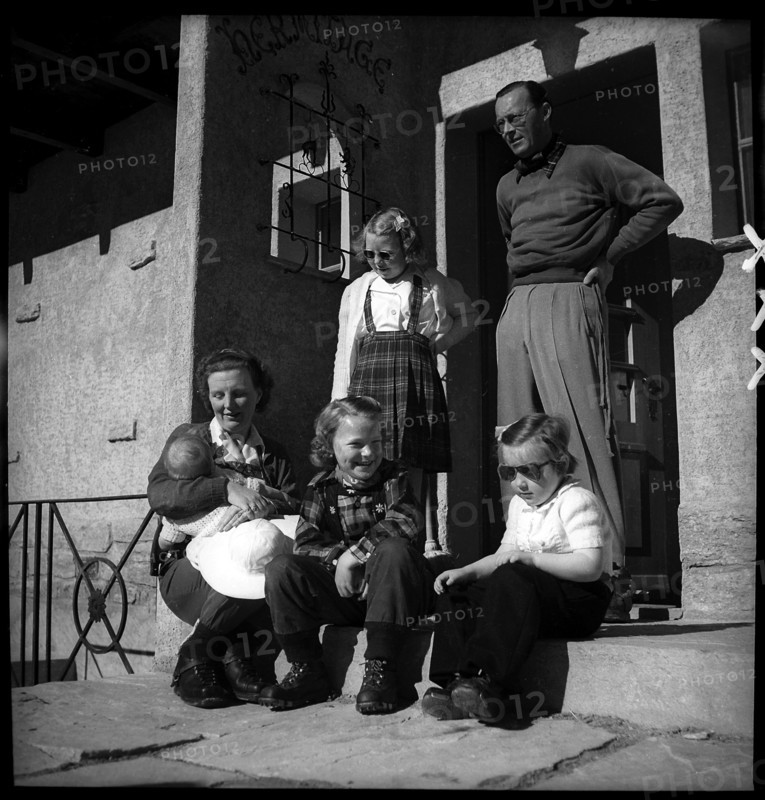 Princess Juliana and Prince Bernhard with daughters in Zermatt, 1948 .