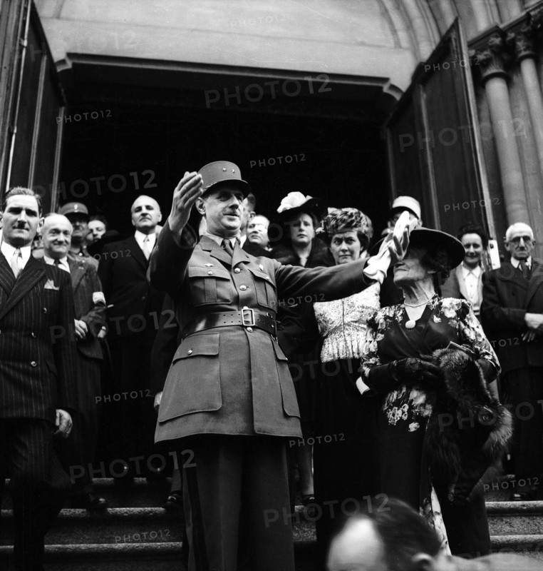 General Charles de Gaulle on the steps of church Notre-Dame in Geneva, 1946 .
