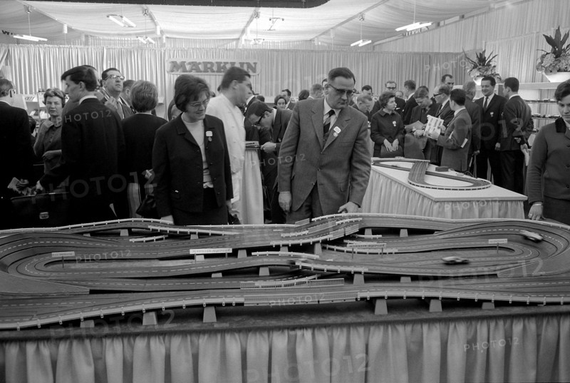 Guests at a Mv§rklin exhibition, 1967 .