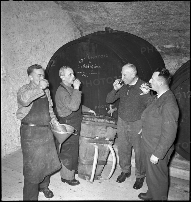 Villager drinking New Year's Eve wine in Zofingen, 1941 .