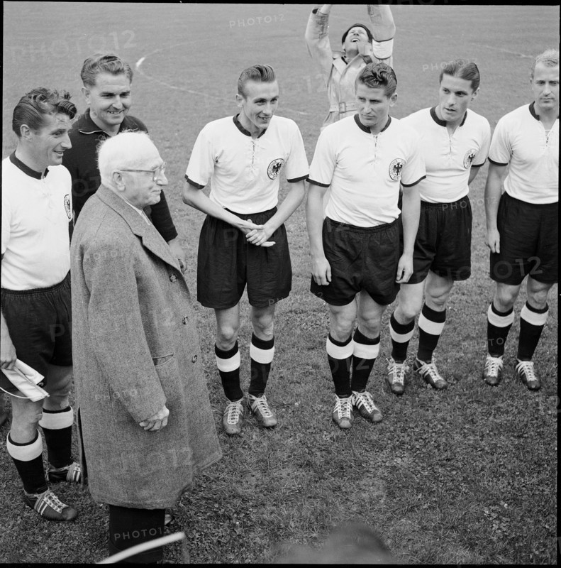 Football WC 1954: Rimet welcomes the German team.