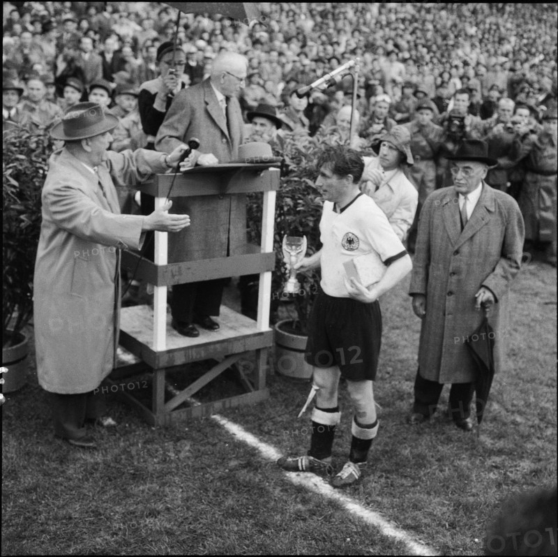 Football WC 1954: Jules Rimet presenting the cup to Fritz Walter.