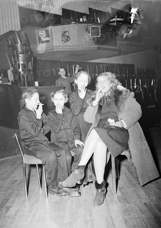 Mistinguette at rehearsals in Zurich, 1946.
