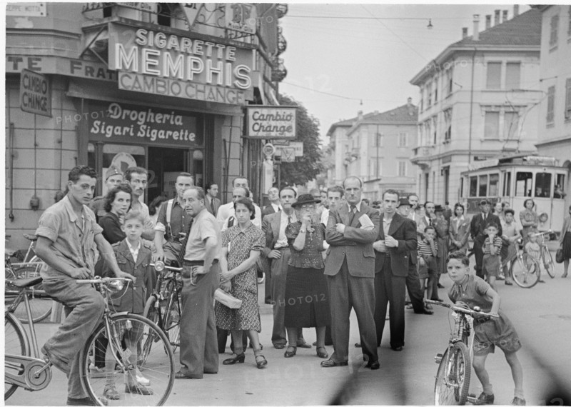 WW 2: border in Chiasso, 1943. gazers