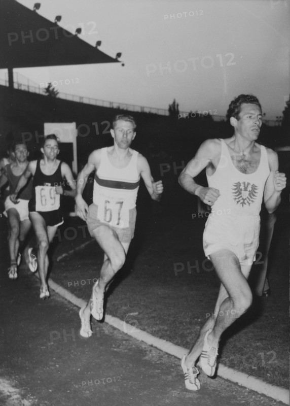 Lausanne Meeting 1958, 3000m: Page (69), Kammermann (67), Rozsnyoi leads.