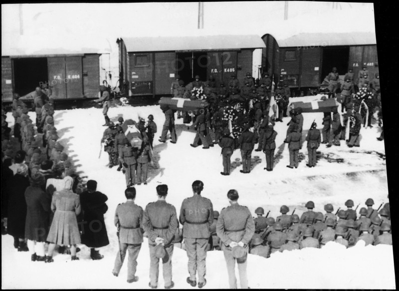 Andermatt, 11 soldiers killed by avalanche, soldiers at farewell ceremony, 1945 .