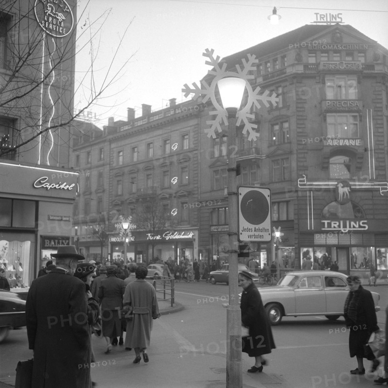 Advent season in Zurich 1955: Bahnhofstrasse .