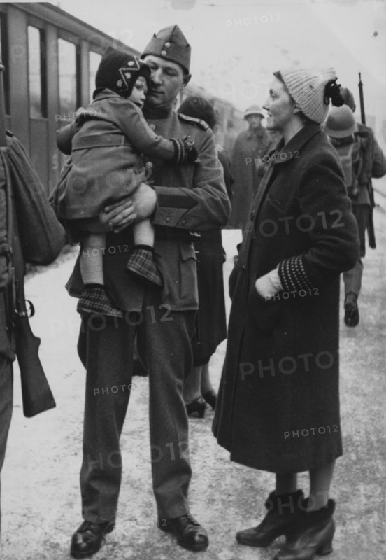Mobilization. family at the station saying goodbye, around 1943
