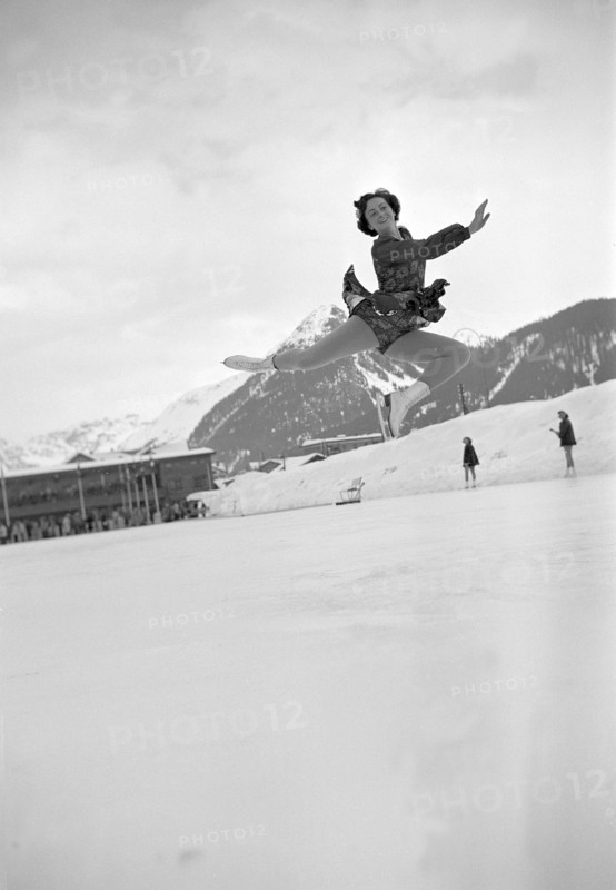 Jeannette Altwegg trains before the European Championship, St. Moritz 1951 .