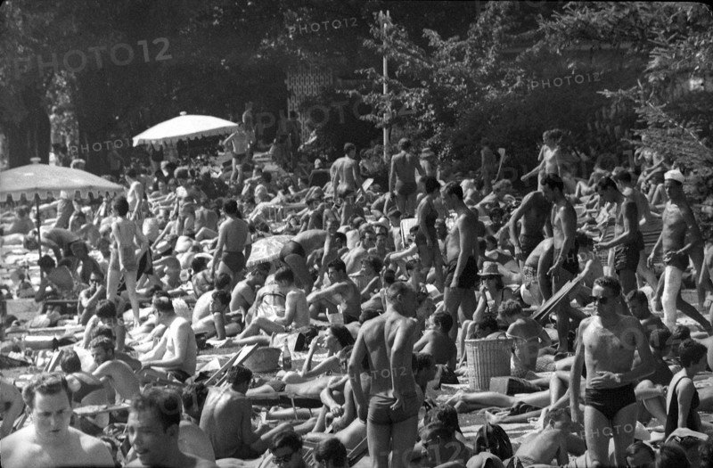 Crowd in the Tiefenbrunnen swimming area, Zurich 1964 .