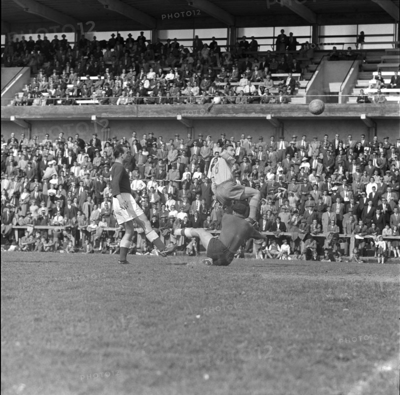 Soccer player Kiki Antenen (centre), ca. 1957.