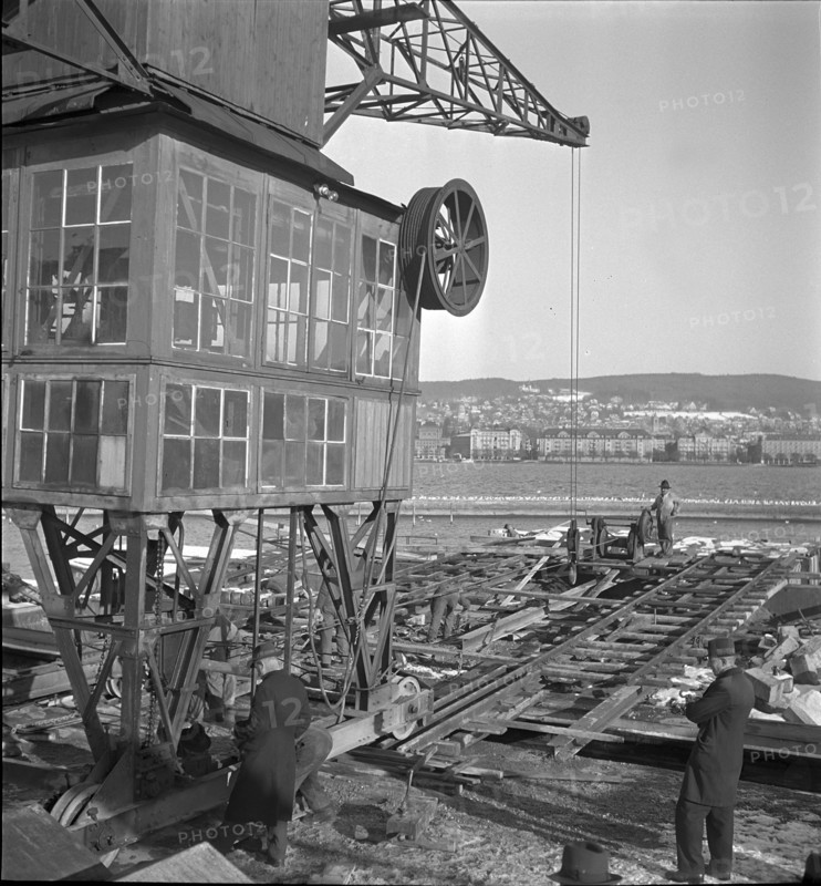 Heavy load of a crane by ship, Zurich 1938
