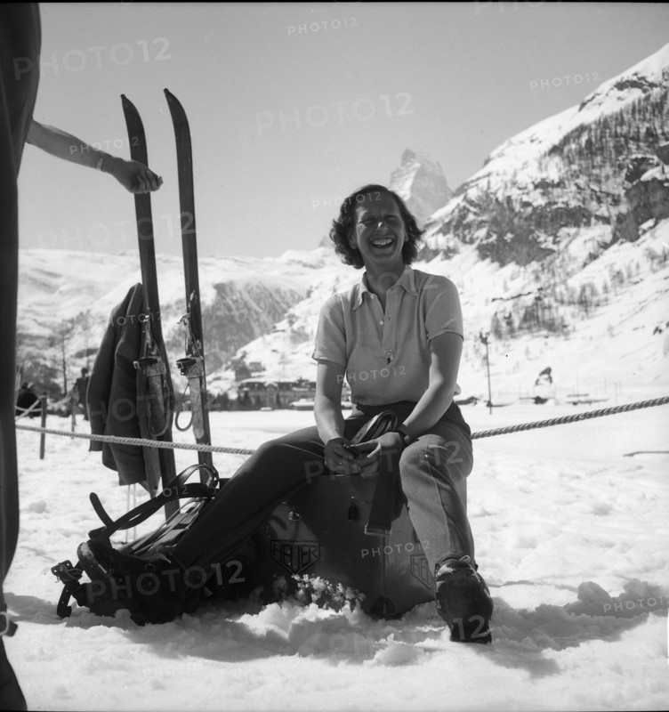 Helen Tomkinson, British skier, Zermatt 1946 .