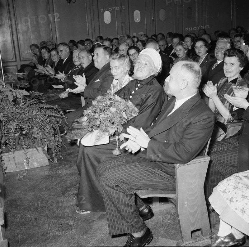 Awarding of the Art award of Zurich 1954: Helen Dahm.