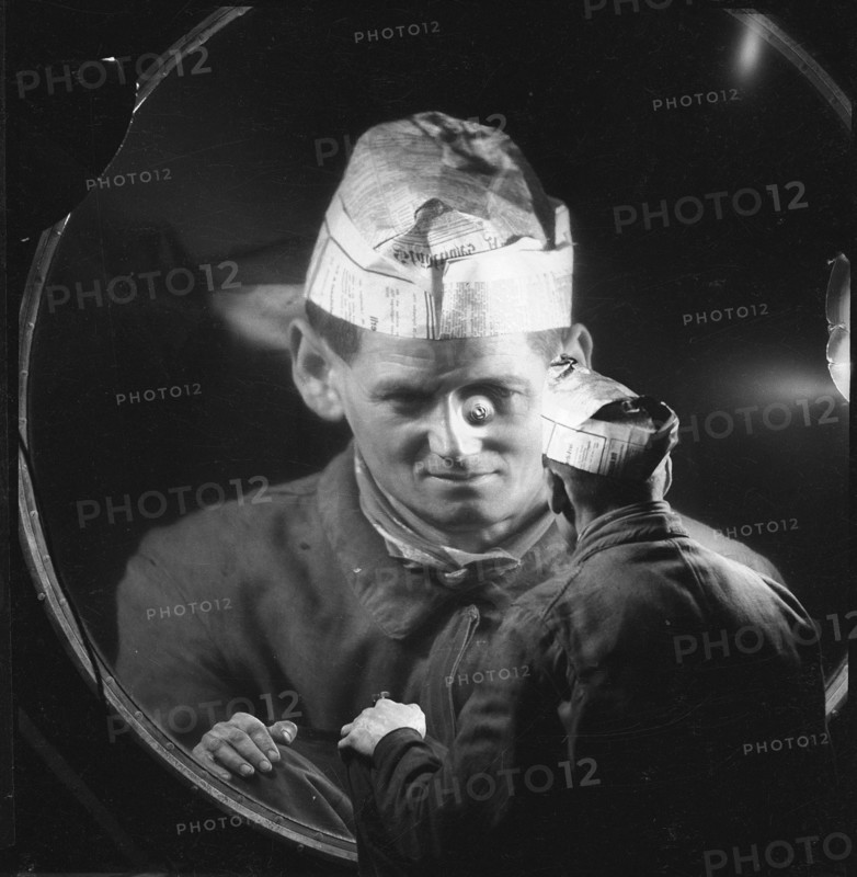 Zurich, burnishing of a reflecting surface, Color-Metall AG, probably around 1942 .